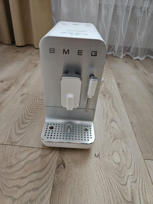 SMEG ekspres do kawy biały Bcc12whmeu używany