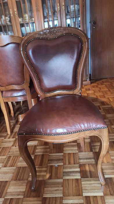 Mesa 4 cadeiras e Cristaleira