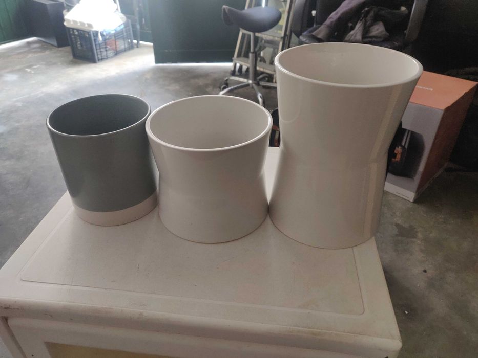 Vasos de flores em porcelana