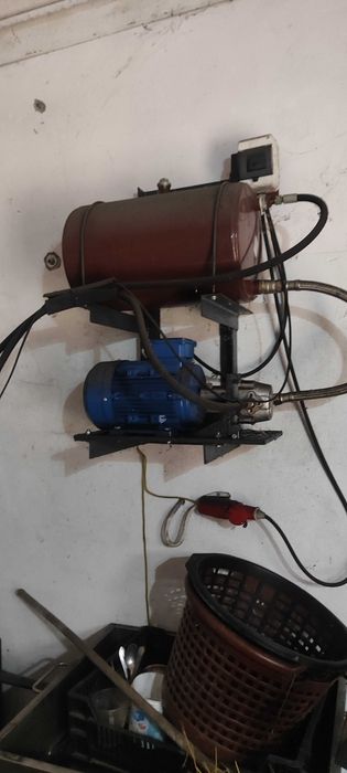 Prasa hydrauliczna do wyciskania soku na zimno