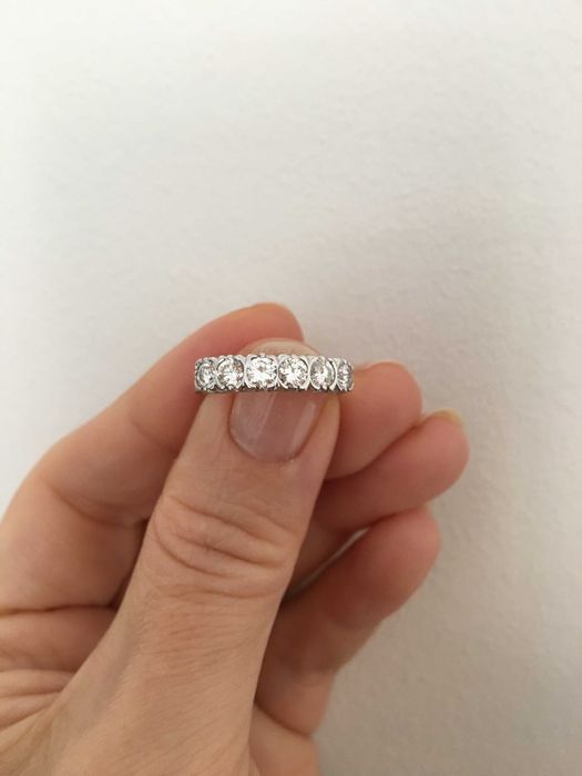 Anel em ouro  18 Quilates com 6 diamantes.