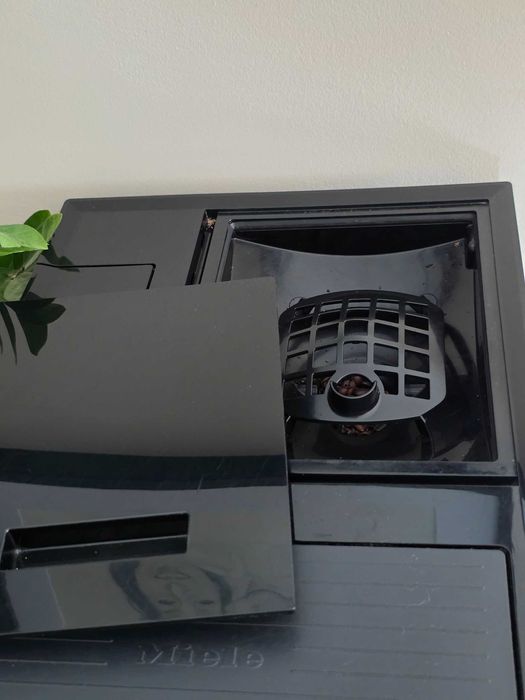Ekspres Miele CM 7300 czarny, OneTouch, auto.wys.wylewki, dotykowy wyś