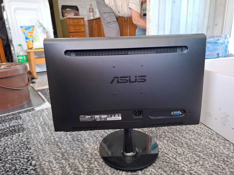 Monitor ASUS czarny.