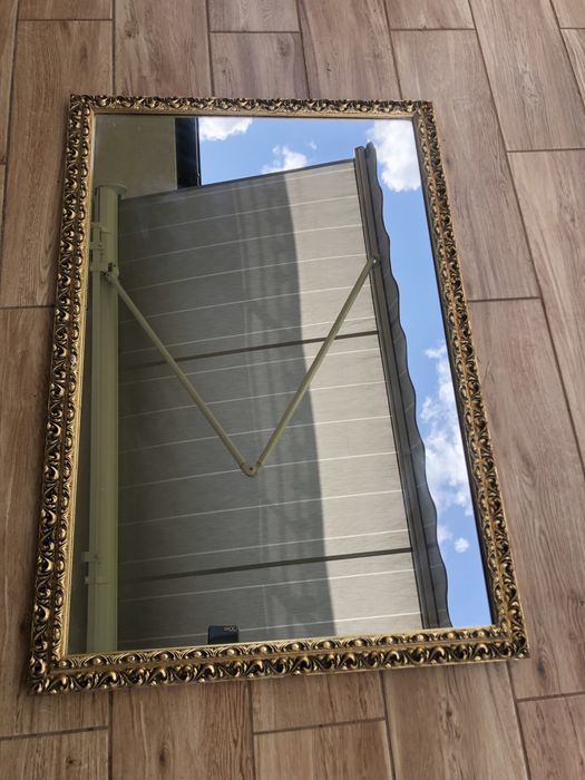 Lustro w zlotej ramie