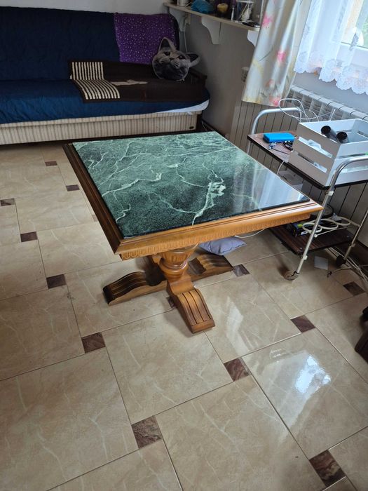 Stół z malachitowym blatem