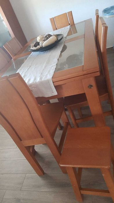 Mesa de refeição e cadeiras