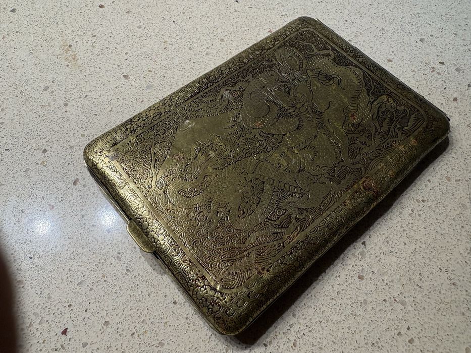 Antiga cigarreira asiática japonesa ricamente gravada