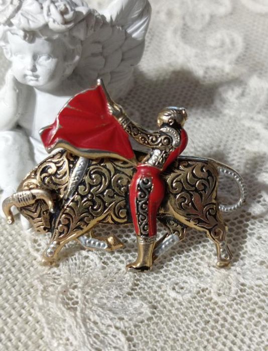 Винтажная брошь матадор в технике дамаскин