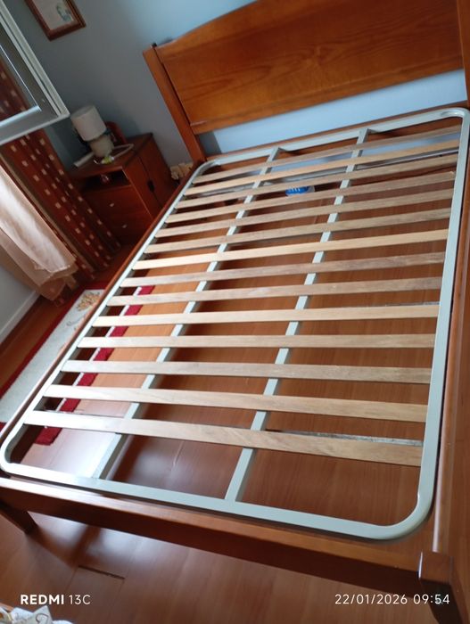 Cama de casal com colchão e estrado(valor negociável)