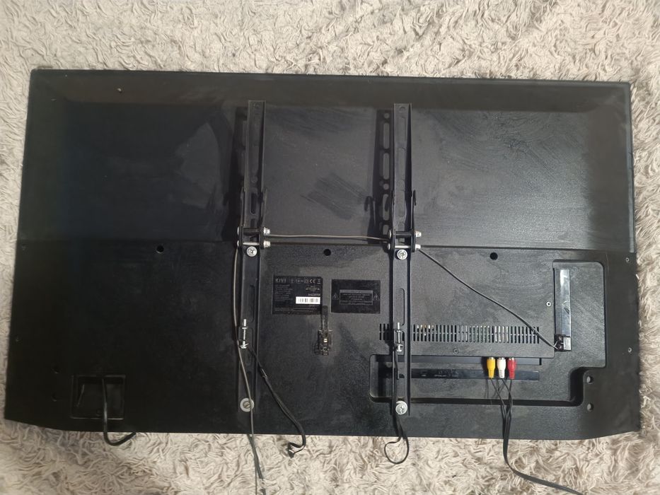 Продам телевізор Kivi 40FK30G+настінний кронштейн ківі