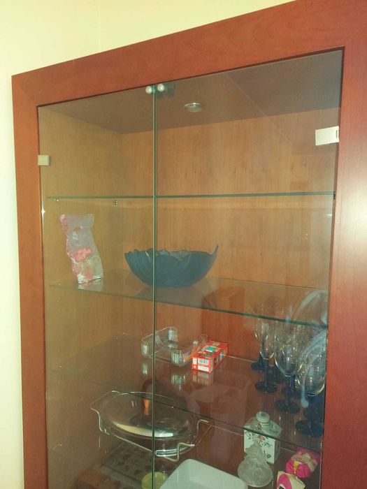 Móvel de sala de jantar em madeira