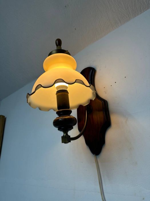 Настінний світильник бра бронза дерево опалове скло 7599