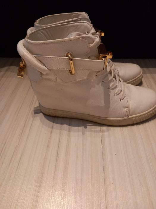 Buty na koturnie