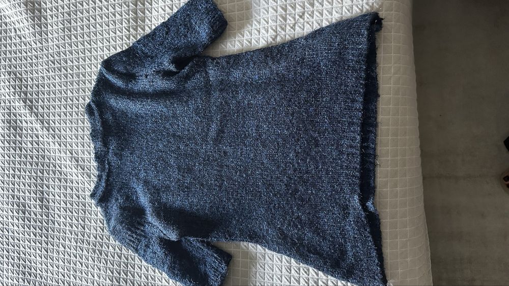 Granatowy sweter z modnym rekawem 3/5