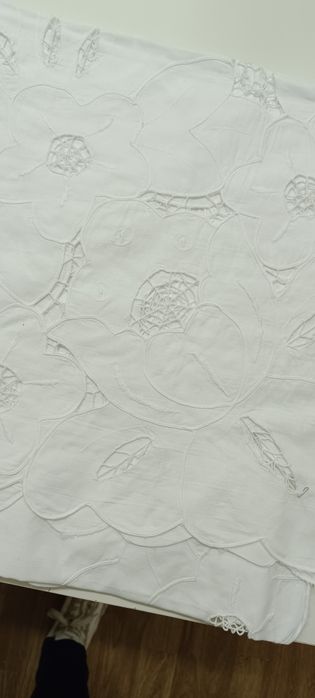 Toalha de mesa, bordada à mão+ 12 guardanapos bordados. Branca