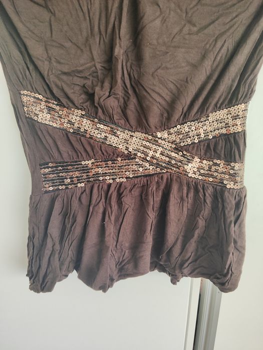 Top castanho sem ombros