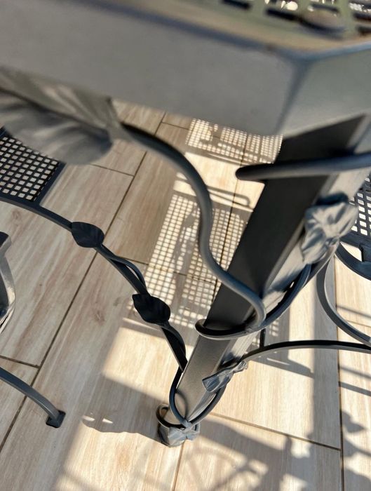 Sprzedam piękny, niepowtarzalny zestaw kutych mebli.
Cena 4995 zł.