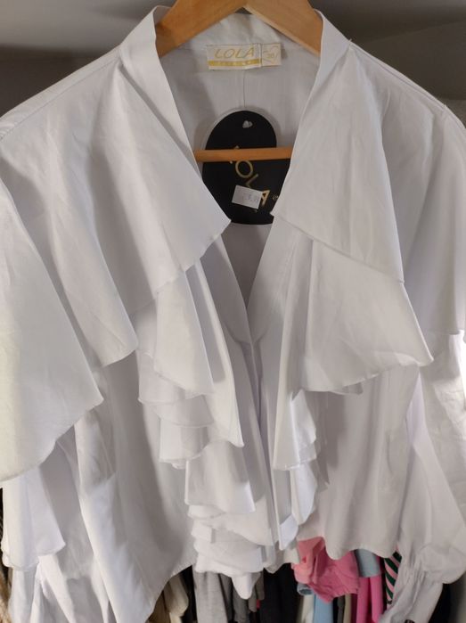 Biała koszula z dużym żabotem