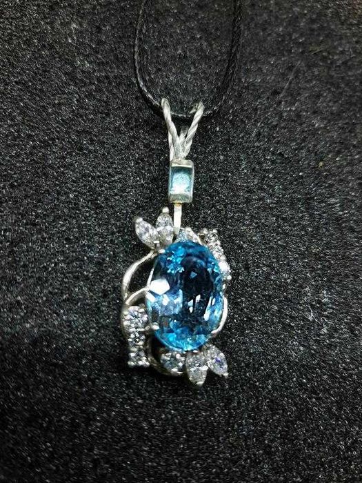 Срібна підвіска з красивим топазом