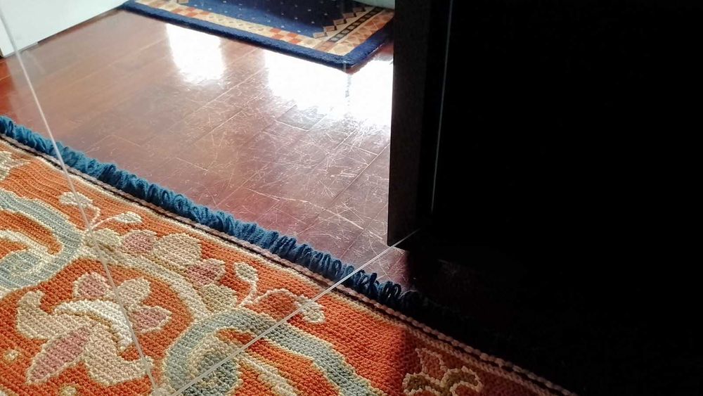 Móvel TV elegante e resistente. Portas de vidro. Suporte deslizante.