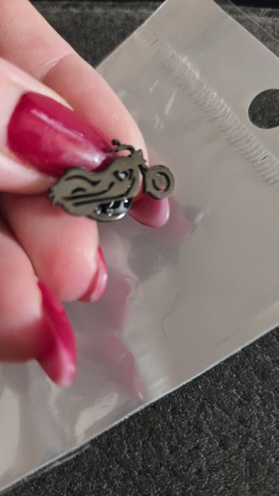 Przypinka motor srebrny.