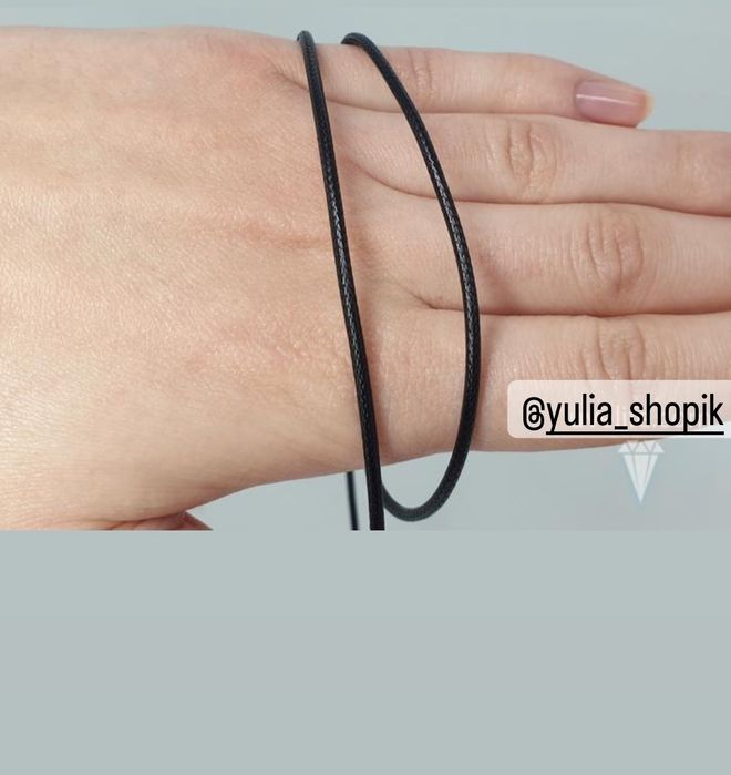 Шовковий, вощений шнурок зі срібним замком та шкіряний шнурок