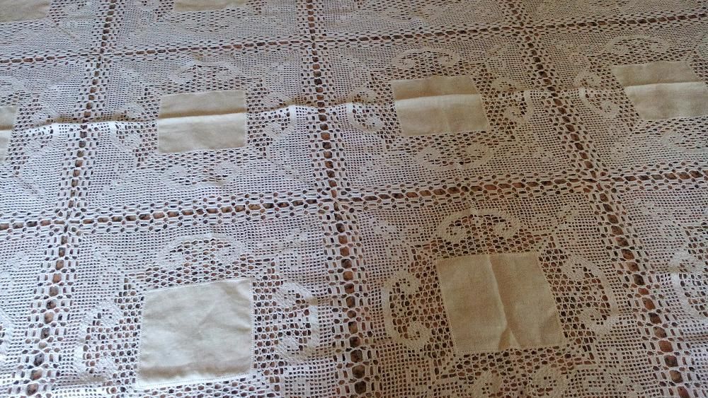 Vendo toalha de mesa em crochê e linho