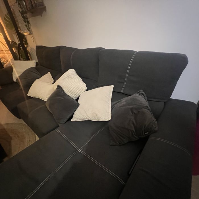 Sofa com chaise e dois puffs ( Oportunidade)