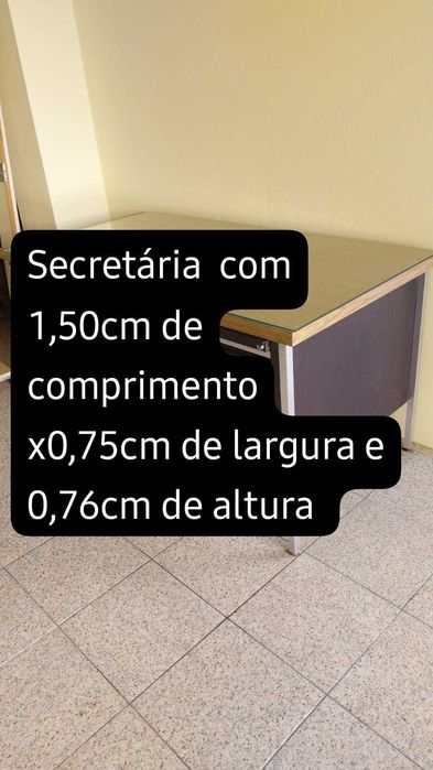 Secretária com tampo de vidro