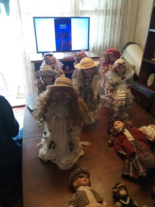 8 Bonecas de porcelana como novas e impecaveis .