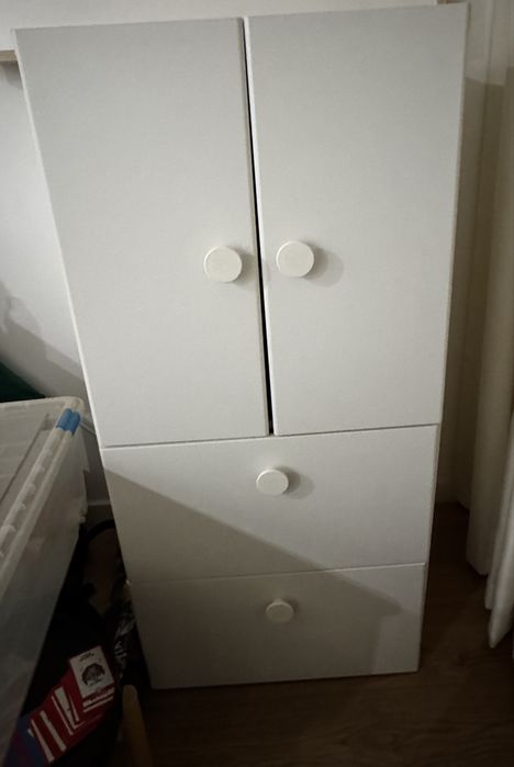 Movel branco.