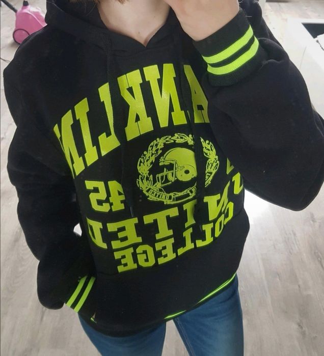 Bluza z kapturem czarna neonowa do szkoły