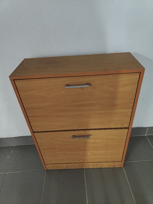 Vendo sapateira usada.