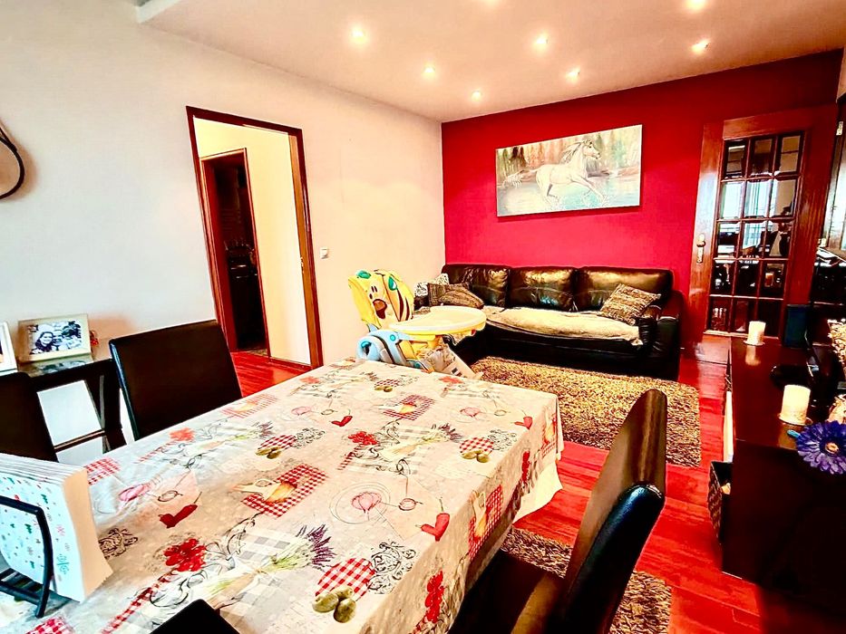 Apartamento T3 espaçoso com varanda e localização privilegiada