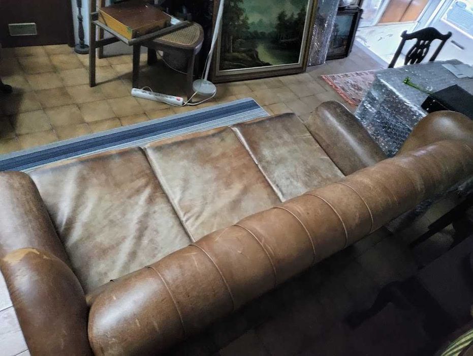 Sofá Chesterfield Vintage em pele capitonée