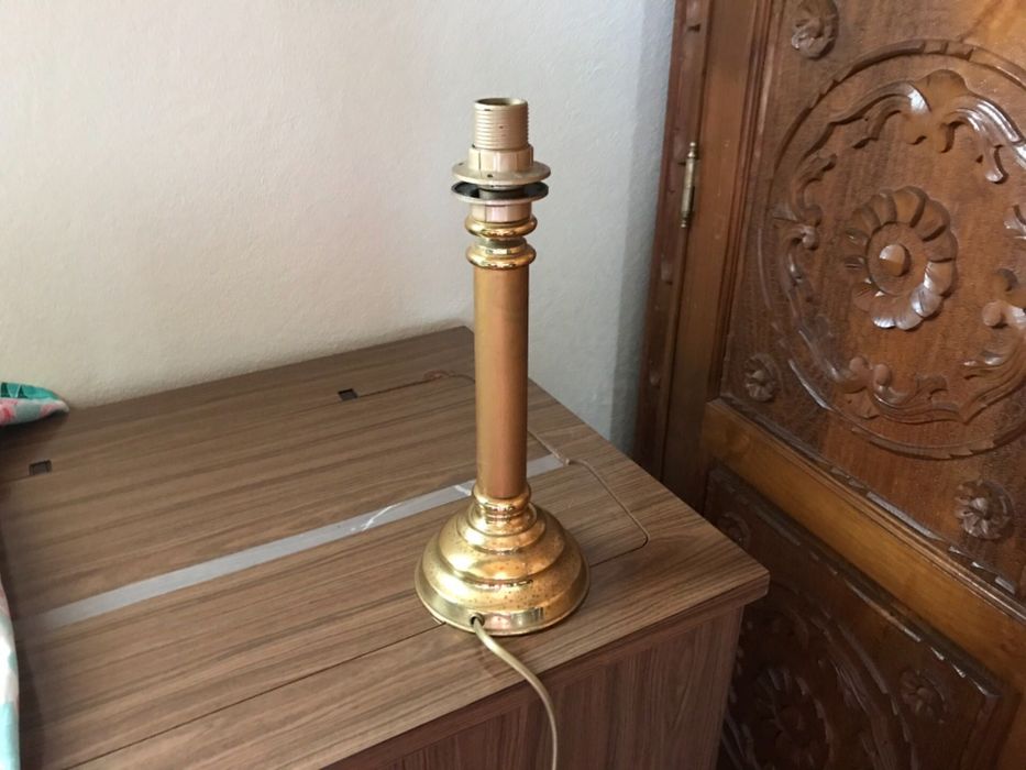 Diversos candeeiros, abatjors e coluna em alabastro