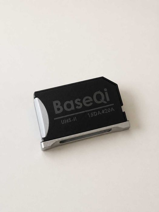 BaseQi 420A — прихований microSD адаптер для MacBook Pro
