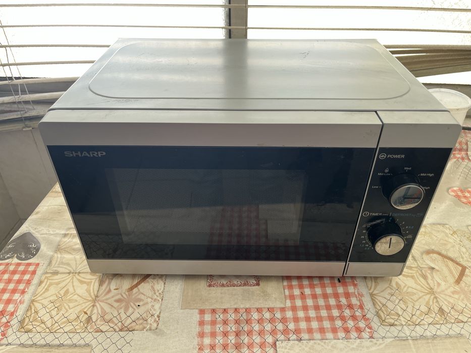 Micro-ondas Sharp 20L (aprox.) – Bom estado