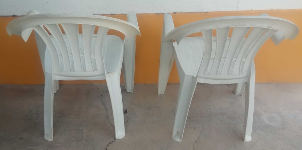 Mesa Redonda (70cm) + 4 Cadeiras de Plástico Branco (Jardim / Varanda)