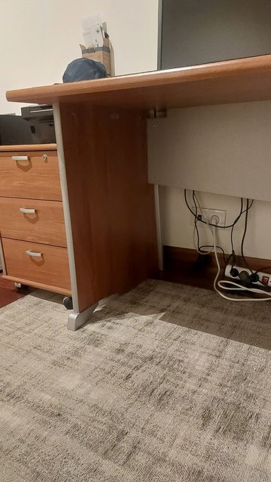 Secretária e módulo de gavetas com OFERTA da cadeira- como novo