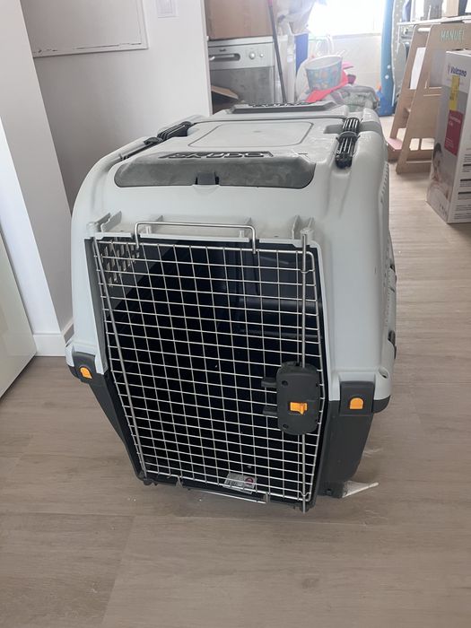 Caixa de transporte de animais (cães) com pouco uso