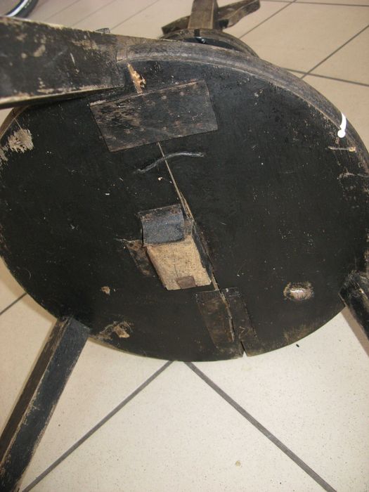 stary statyw z zakładu fotograficznego drewniany