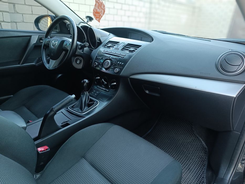 Продам mazda 3 2012 рік в  гарному стані