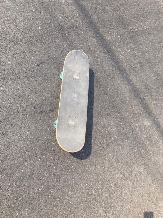 Skate de crianca com desenho por baixo
