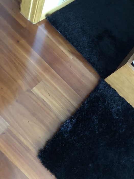 Tapetes de cor preta