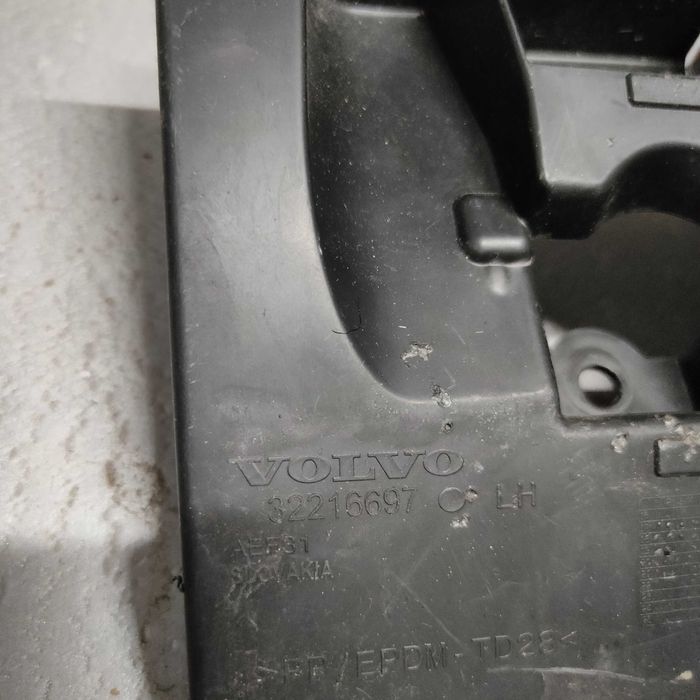 Кронштейн  накладки крыла перед. левой Volvo XC60 2016 -2025  32216697