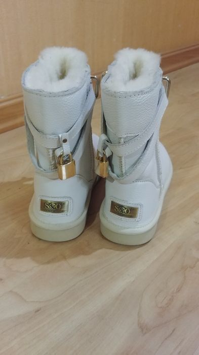 Продам новые угги. Размер W8, стелька -24,5-25см