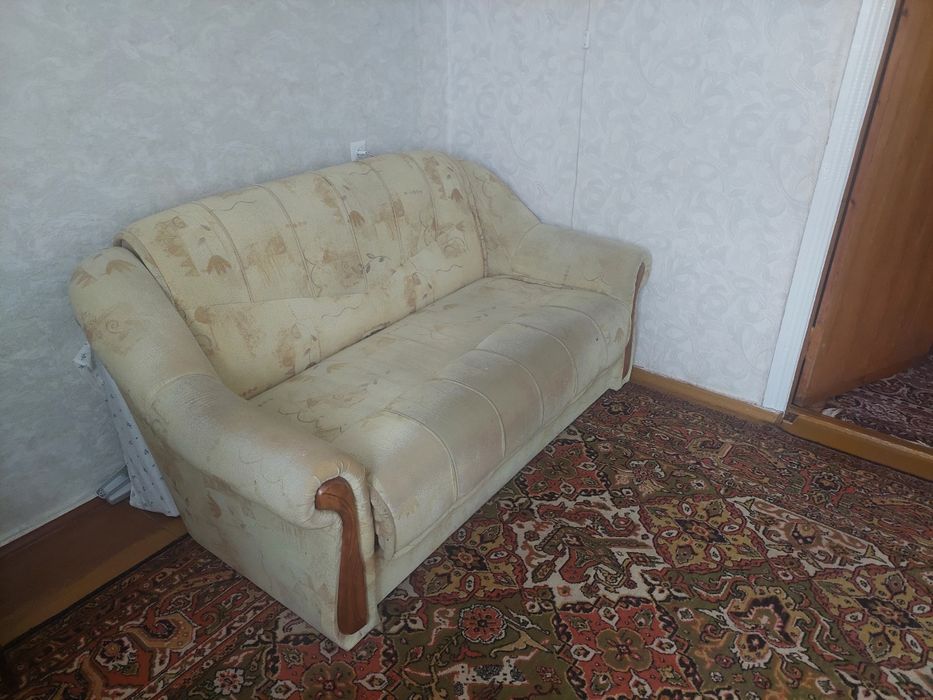 Диван в доброму стані.