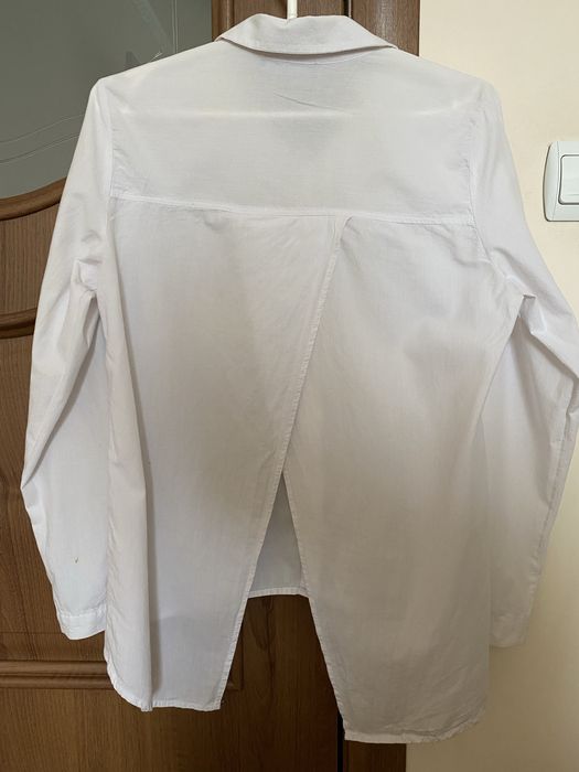Біла сорочка з розрізом ззаду Розмір L, також добре підійде на