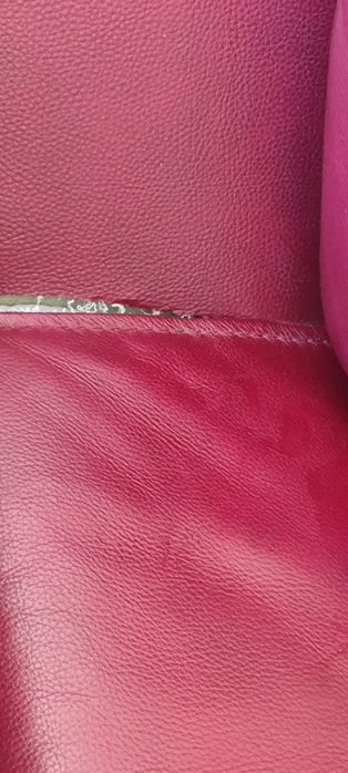 Sofá em pele vermelha